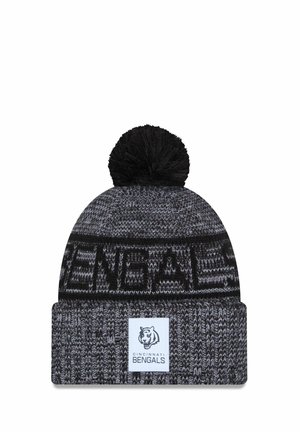 Beanie lavorato a maglia in nero e grigio con un pom pom sulla parte superiore, caratterizzato da una fascia "BENGALS" e una toppa con logo ricamato etichettato "CINCINNATI BENGALS."