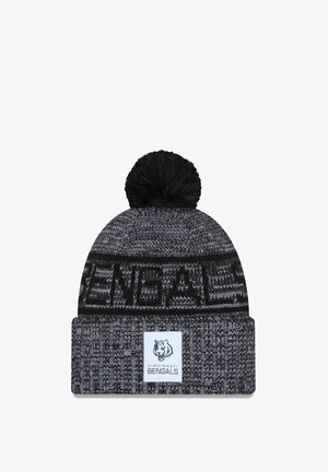Beanie lavorato a maglia in nero e grigio con un pom pom sulla parte superiore, caratterizzato da una fascia "BENGALS" e una toppa con logo ricamato etichettato "CINCINNATI BENGALS."