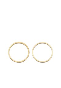 Goldfarbene Metallarmbänder: Eines hat eine strukturierte, unregelmäßige Oberfläche, während das andere elegant und glatt mit einem gleichmäßigen, dünnen Profil ist.