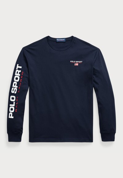 T-shirt de manga longa azul-marinho, feito de algodão, com texto branco e vermelho "POLO SPORT" nas mangas e no peito, decote redondo e punhos ajustados.