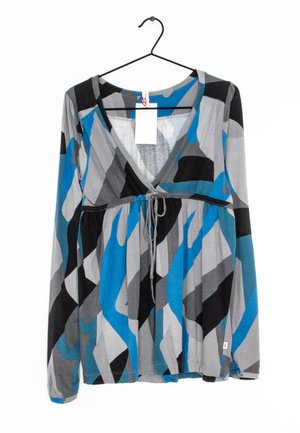 Blusa de manga larga gris con patrones abstractos en azul y negro, cuello en V, cintura ajustable con cordón y etiqueta adjunta.