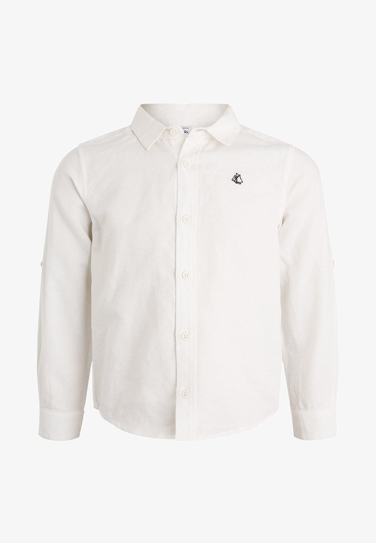 Chemise blanche à manches longues en tissu texturé avec fermeture boutonnée sur le devant, présentant un petit logo de voilier noir sur le côté gauche de la poitrine.