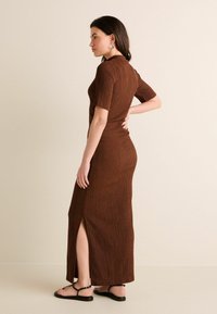 Next TEXTURED RUCHED HIGH NECK - REGULAR FIT - Velika haljina - rust brown