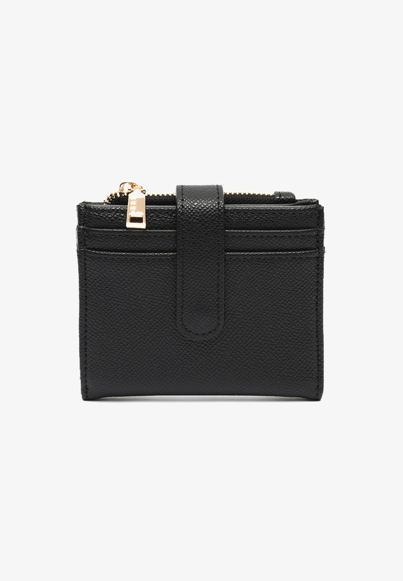 Juodas odinis piniginė su tekstūruotu paviršiumi, turinti priekinį dirželio uždarymą, užtrauktuko viršų ir kelias kortelių vietas. Auksinių tonų detalės.