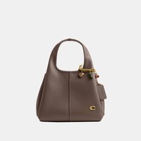 Barna bőrtáska lekerekített fogantyúval, arany logó az elején, és arany lánc színes díszítő elemekkel a fogantyú közelében.