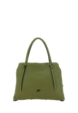 Borsa in pelle verde con doppi manici a tracolla e piccolo logo nero centrato vicino al bordo inferiore su sfondo bianco.