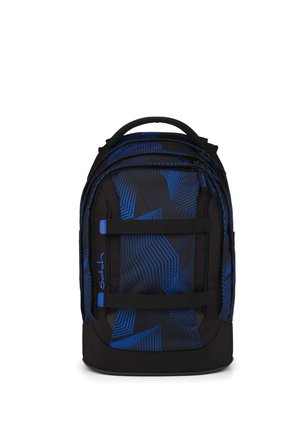 Rucksack mit schwarz-blauem geometrischem Muster, mehreren Reißverschlussfächern und zwei horizontalen Riemen auf der Vorderseite.