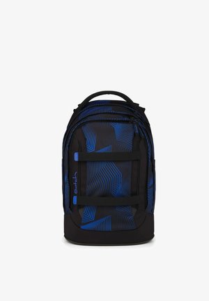 Rucksack mit schwarz-blauem geometrischem Muster, mehreren Reißverschlussfächern und zwei horizontalen Riemen auf der Vorderseite.
