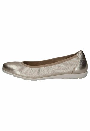 Ballet flat metallico oro con punta arrotondata, tomaia testurizzata e suola in gomma bianca flessibile, caratterizzata da un sottile dettaglio arricciato nella parte anteriore.