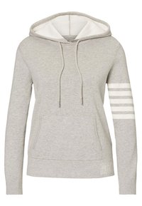 Šedá mikina s kapucí vyrobená z měkké tkaniny, s bílým lemováním kapuce, přední kapsou a třemi bílými pruhy na levém rukávu. Detail "MO" na lemování.