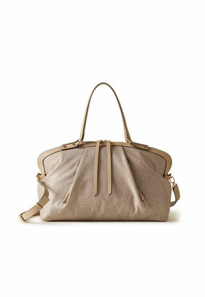 Sac à main beige texturé avec deux poignées supérieures, une bandoulière amovible et de longues tirettes en cuir sur un large compartiment principal zippé.