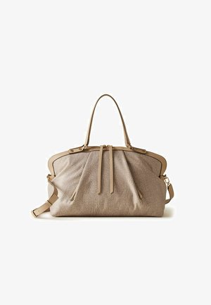 Beige strukturierte Handtasche mit zwei oberen Griffen, einem abnehmbaren Schulterriemen und langen Leder-Reißverschlussanhängern an einem breiten, mit Reißverschluss versehenen Hauptfach.