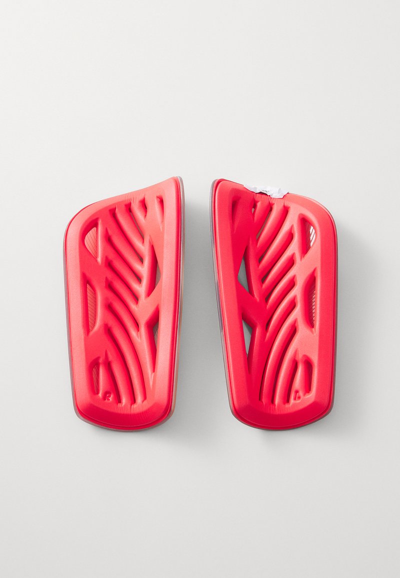 Plantillas de zapato de goma roja con un diseño texturizado y ventilado. Cada una tiene una forma definida para el pie izquierdo y derecho, con un acabado brillante y patrones.