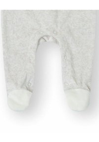 Pijama de bebé con pies en gris claro, textura suave, cierre con botones a presión y puños blancos con pies. Presenta un patrón moteado sutil en toda la prenda.