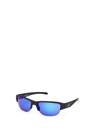 Occhiali da sole sportivi neri con lenti specchiate blu e piccolo logo Adidas sulla stanghetta, mostrati su sfondo bianco.