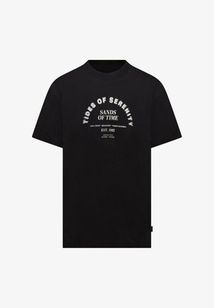 Zwart katoenen T-shirt met een grafische print in wit en grijs. Het ontwerp bevat de tekst "Tides of Serenity" en "Sands of Time".