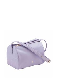 Borsa a mano in pelle lilla con forma arrotondata, design minimalista, tracolla regolabile e dettagli in rilievo. Presenta hardware in color oro.