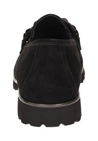 Zwarte fluwelen schoen met een ronde neus, lage blokhak en subtiele stiksels. Gespaccent op de zijkant verbetert het ontwerp.