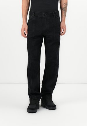 Zwarte denimbroek met een rechte pasvorm, voorzien van een knoopsluiting aan de voorkant, riemlussen en zichtbare stikseldetails op de benen.
