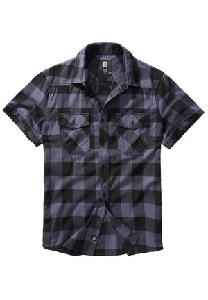 Camisa de manga corta en patrón de cuadros negro y morado, hecha de tela suave. Cuenta con dos bolsillos en el pecho y un cierre de botones en la parte delantera.