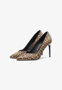 Décolleté a punta con stampa leopardata, interno nero e sottile tacco a stiletto. Tessuto texturizzato e dettagli lucidi.