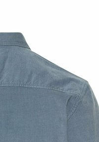 Himmelblaues Hemd aus einem weichen, strukturierten Stoff. Verfügt über einen klassischen Kragen und eine Schulterpasse auf der Rückseite, die maßgeschneiderte Designdetails zeigt.
