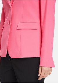 Ljusrosa blazer med en jämn textur, enkel knappstängning och slim fit. Har en sidoficka och skräddarsydda ärmar.