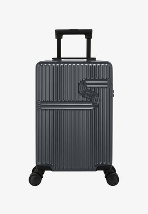 Grijze harde koffer met verticale groeven, uittrekbare handgreep en vier wielen voor mobiliteit. Heeft een logo op de zijkant.