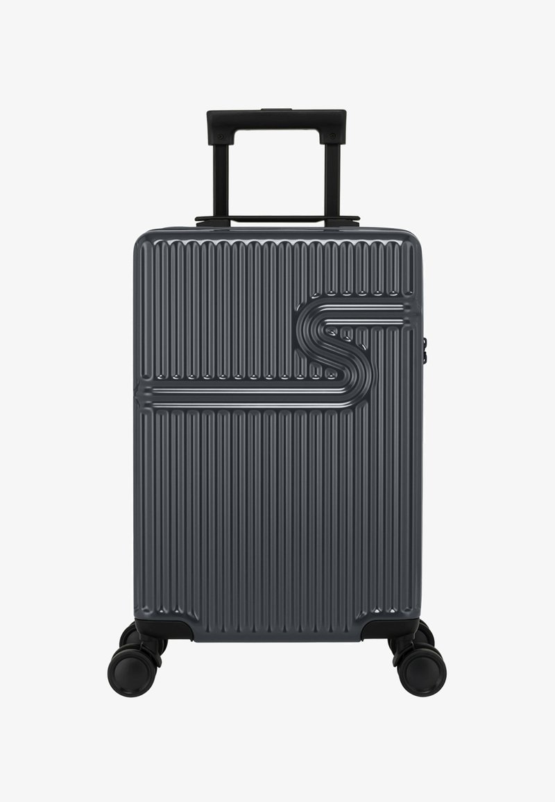 Grijze harde koffer met verticale groeven, uittrekbare handgreep en vier wielen voor mobiliteit. Heeft een logo op de zijkant.