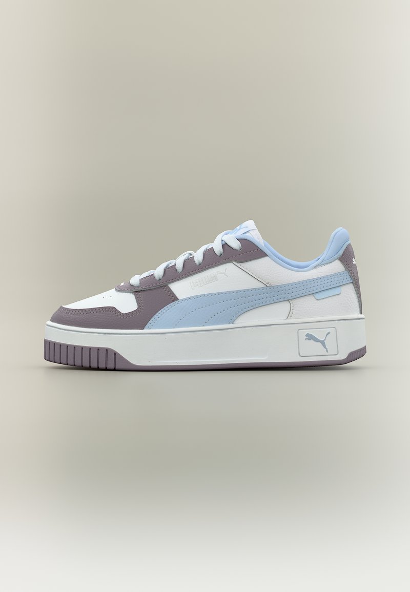 Αθλητικό παπούτσι Puma χαμηλού τύπου σε λευκό, ανοιχτό μπλε και λιλά, με παχιά σόλα και κορδόνια μπροστά, εμφανιζόμενο από την εξωτερική πλευρά σε ουδέτερο φόντο.