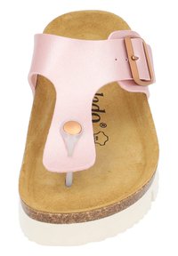 Sandalo a infradito in ecopelle rosa con una larga fascia e una fibbia rettangolare in oro rosa. Sottopiede in sughero e suola in gomma bianca strutturata.