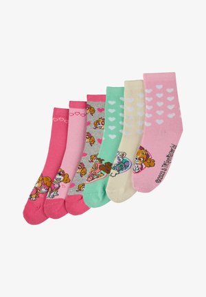 Conjunto de seis calcetines de colores variados: rosa, verde menta, beige claro y gris. Los diseños incluyen patrones de corazones y personajes de dibujos animados.