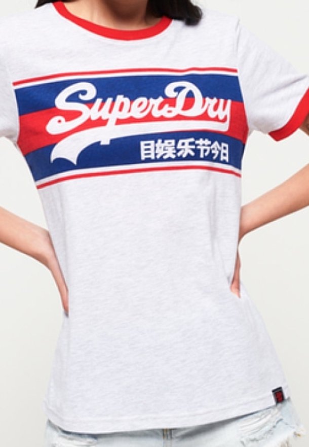 Graues kurzärmliges T-Shirt mit roten Akzenten am Kragen und an den Ärmeln. Mit einem blauen und roten grafischen Logo "SuperDry" über der Brust.