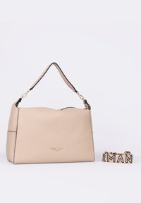 Borsa a mano in pelle beige con design strutturato, bordatura nera e dettagli in oro. Include una tracolla rimovibile con motivo a logo.