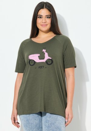 Olivgrünes T-Shirt mit kurzen Ärmeln, das eine pinke Roller-Grafik und den Text "1987" zeigt. Weicher Stoff und entspannter Schnitt.