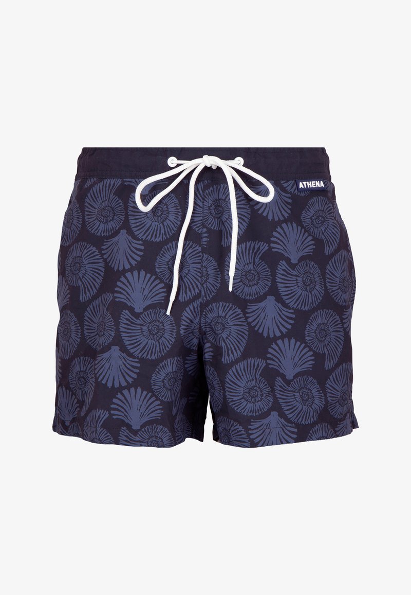 Shorts de bain bleu marine avec un motif en relief de coquillage bleu plus foncé, dotés d'un cordon blanc et du logo "ATHENA" sur la taille.