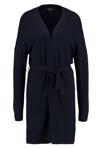 Granatowy długi kardigan z zapięciem na cienki pasek, szerokimi rękawami i paskiem z materiału. Wykonany z miękkiego materiału z prążkowaną teksturą wzdłuż brzegów.