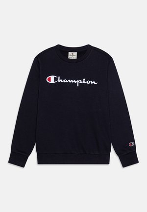 Czarna bluza z długim rękawem i okrągłym dekoltem, z haftowanym na piersi białym i czerwonym logo "Champion" oraz małym logo na mankiecie lewego rękawa.