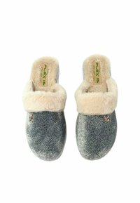Pantofole in peluche grigie con polsino in pelliccia beige, texture morbida, forma arrotondata e piccolo dettaglio logo. Adatte per l'uso interno.