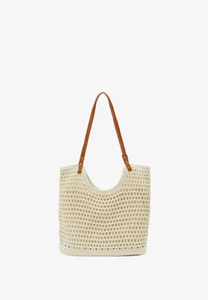 Geweven totebag in crème met een ruitpatroon, voorzien van bruine leren handles en een slungelige, open-top ontwerp.