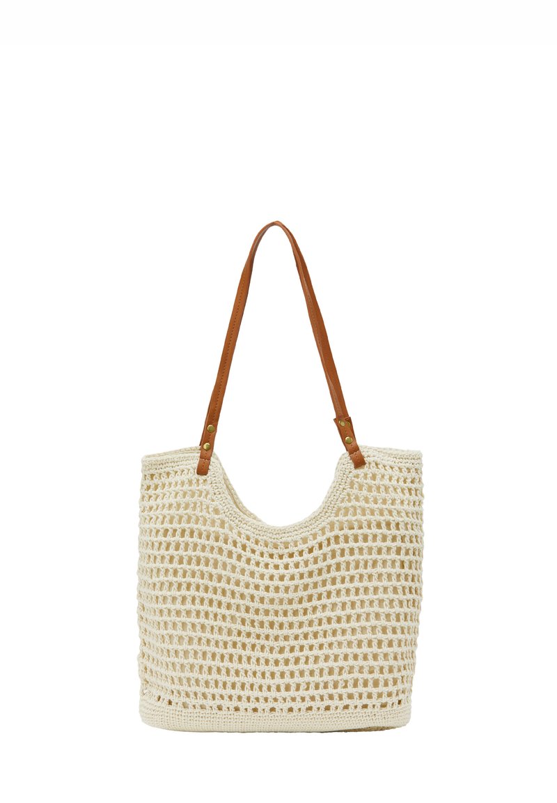 Geweven totebag in crème met een ruitpatroon, voorzien van bruine leren handles en een slungelige, open-top ontwerp.