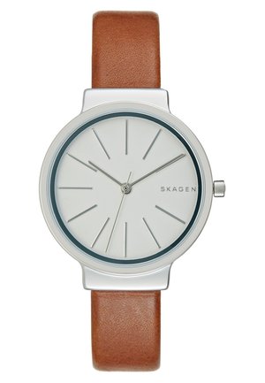 Minimalistisk sølv armbåndsur med hvid urskive, slanke sølvtimeindikatorer og visere, brun læderrem og mærkenavnet "SKAGEN" på urskiven.