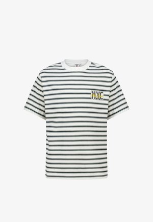 Camiseta blanca de manga corta con rayas horizontales negras y logotipo de texto "NYC New York" en el pecho izquierdo.