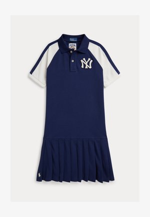 Rochie polo bleu marin cu mâneci albe, tiv plisat, fenta cu nasturi și logo alb New York Yankees pe piept.