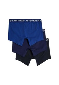 Tri parov moških bokseric: ena modra, ena temno modra in ena črna. Vsaka ima logo G-Star Raw na elastičnem pasu.