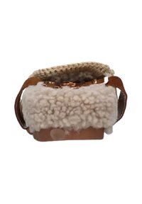 Pelle di pecora marrone con texture, parte superiore in maglia color beige e dettagli in pelle marrone. Presenta una base piatta e due cinghie laterali per il trasporto.