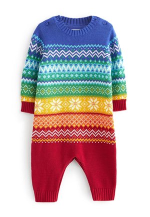 Kolorowy, dziany kombinezon niemowlęcy z paskami w kolorach tęczy, geometrycznymi i śnieżynkowymi wzorami, ściągaczami przy mankietach oraz zapinany na guziczki na ramionach.