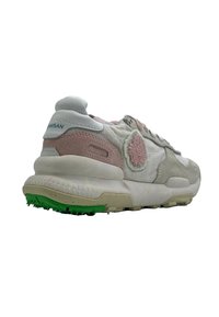 Sneaker grigia e bianca con un accento rosa testurizzato, caratterizzata da una suola verde e una tomaia in tessuto morbido. Progettata con un collarino imbottito.