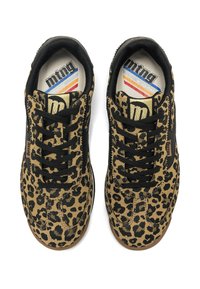Sneakers con stampa leopardata, in cima in suede nero, con lacci testurizzati e suola beige. Presentano un dettaglio del logo sulla linguetta e sulla soletta.