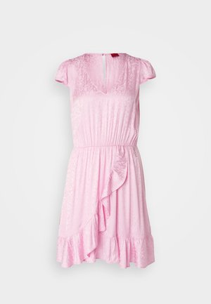 Rosa kjole med V-hals, korte cap sleeves, elastisk midje og volangkant. Har et subtilt teksturert mønster og nøkkelhullslukking bak.